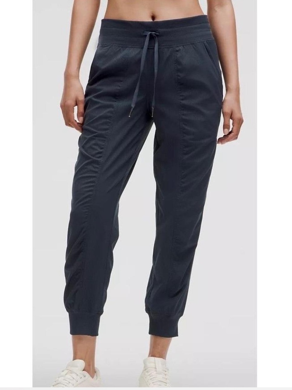 Lululemon Beyond the Studio Jogger in 
Navy sz 4